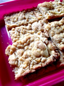 Easy German Apple Streusel Cake