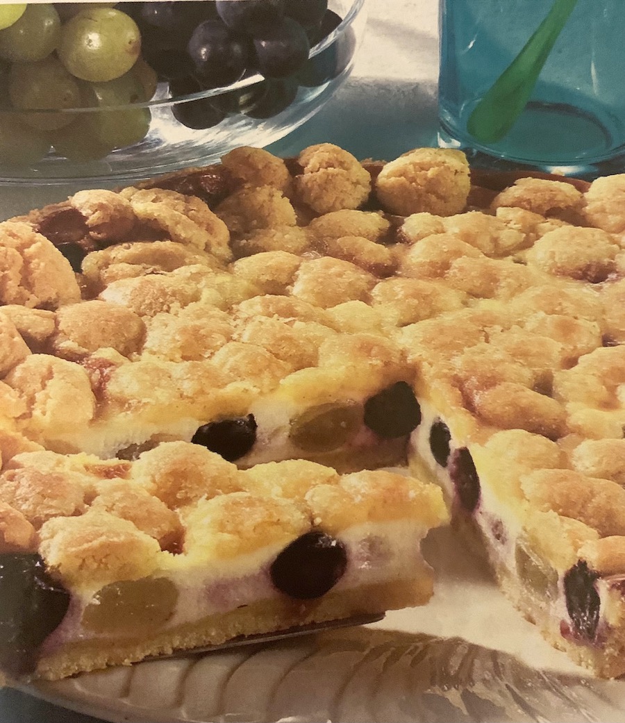 german streusel cake with grapes
