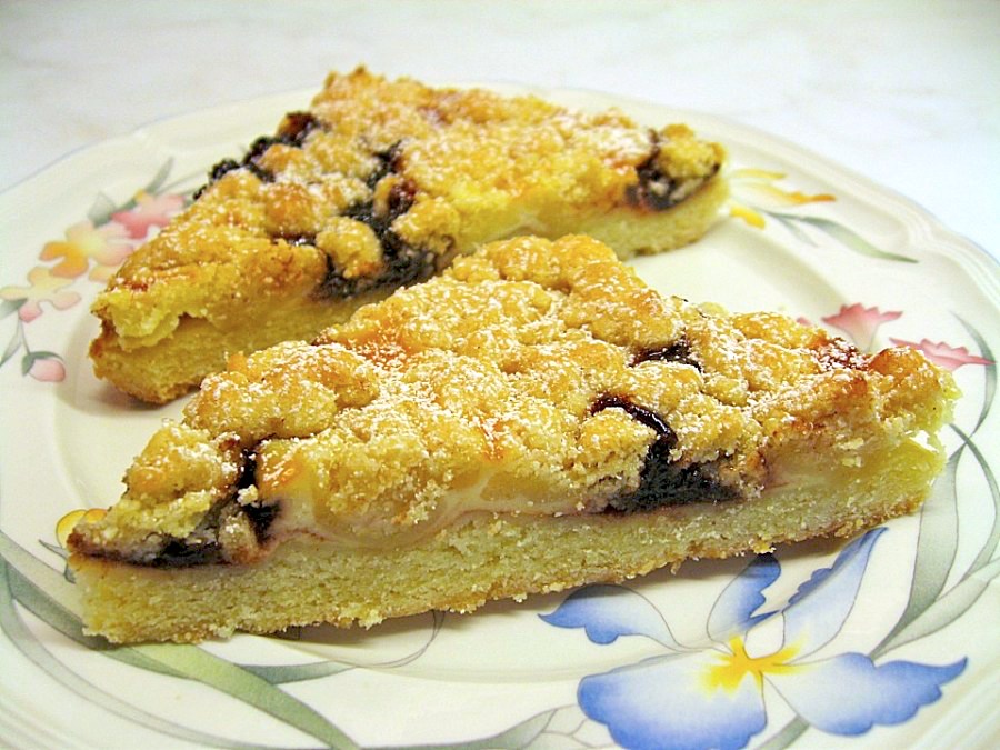 german streusel cake with plum butter
